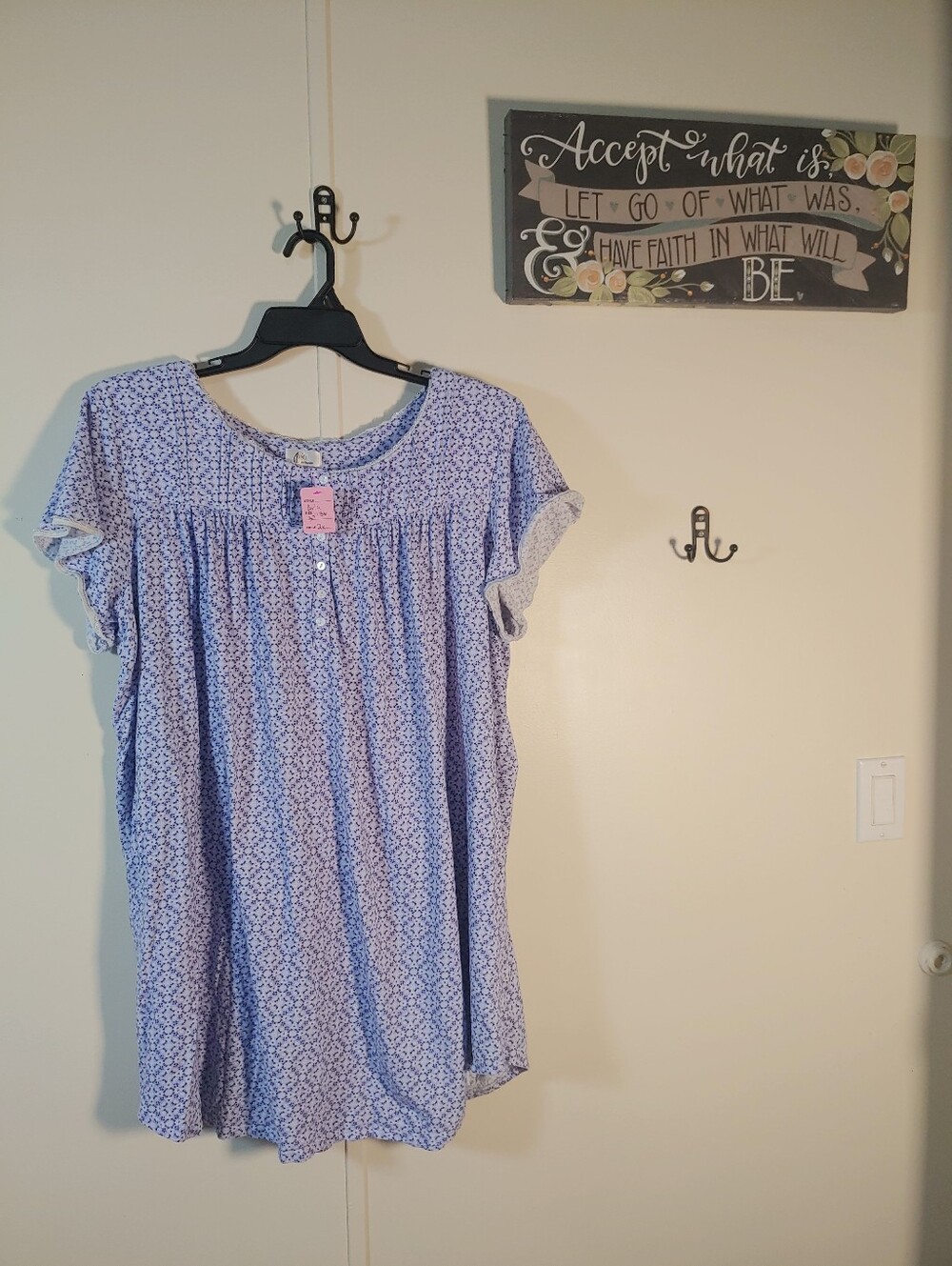 Like New Aria 2X Beautiful Periwinkle With White Lace Accents Feminine Nightgown
